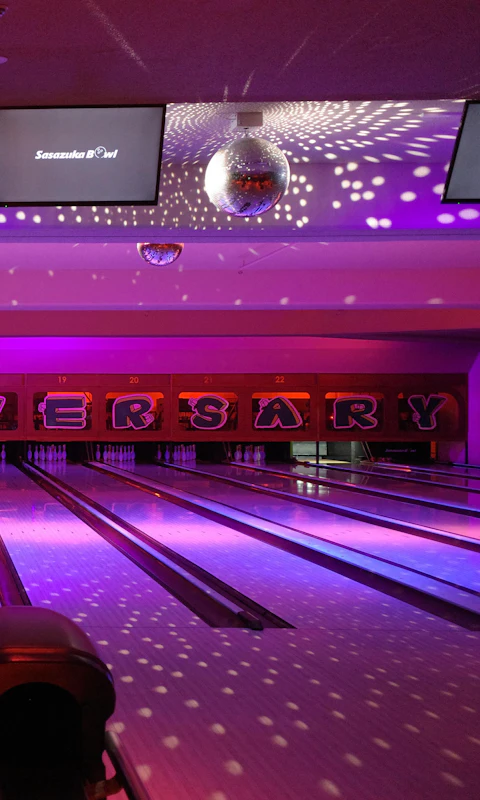 Bowling i en färgglad, neonbelyst hall