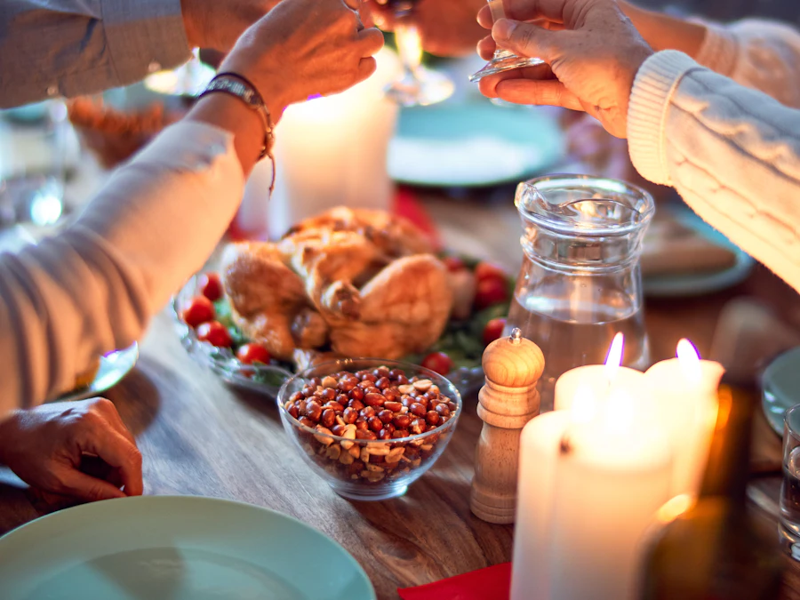 Sällskap skålar i rött vin vid ett dukat julbord