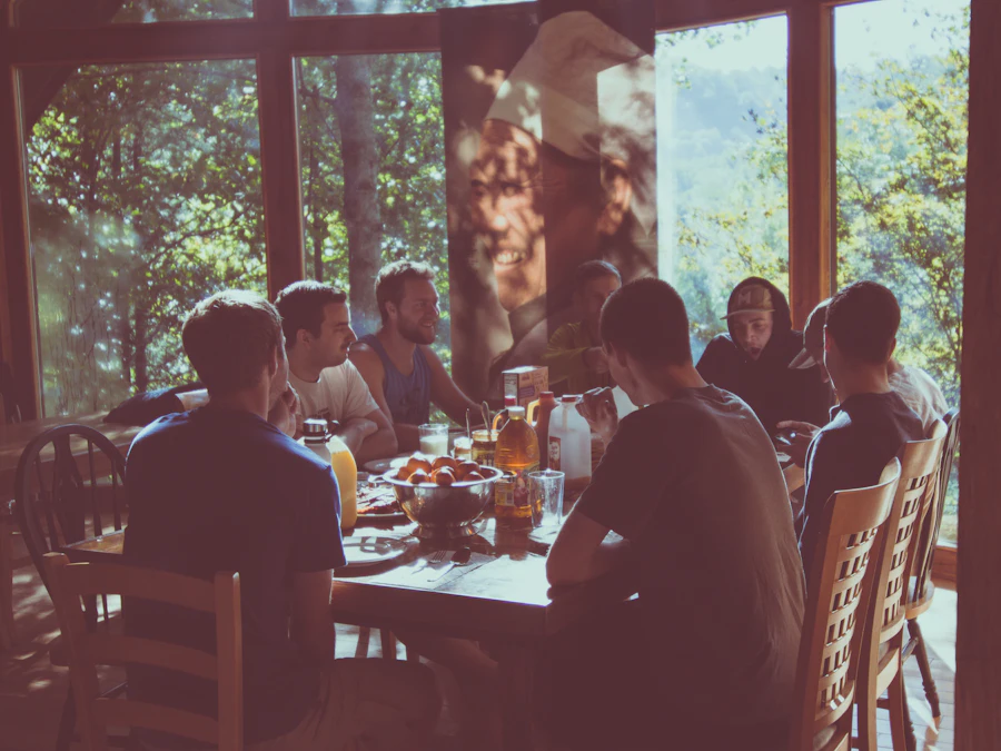 En grupp äter middag tillsammans på en restaurang